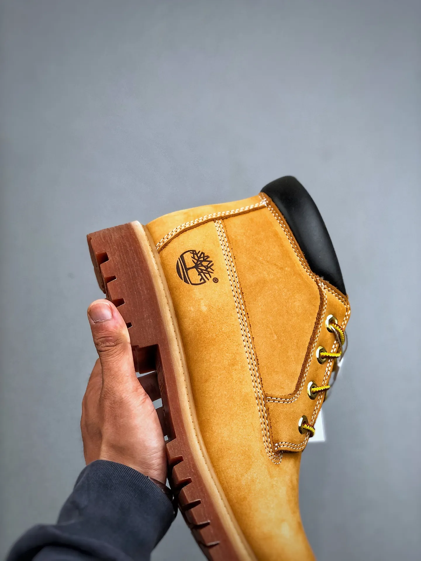 Local self-pickup 💰700 supports store placement, you can get the pure and original top quality, one-to-one original development version, Timberland, not bad at kicking/classic mid-top yellow 23061 Produced by the original channel of Zhongshan Baoyuan, the top-notch technology is newly upgraded, it can be called a genuine copy machine, the original imported waterproof leather, the original anti-counterfeiting label, the purple light can be scanned, the computer sewing line, the four lines are aligned, the horizontal folding is dynamic and water-repellent, the top genuine consistent injection molding process Art Rubber non-slip outsole resists cold and cracks Authentic and consistent all-leather collar/lining/shoes Equipped with anti-fatigue shock-absorbing honeycomb insole Highly comfortable Full set of original packaging accessories (comes with shoelaces, cleaning eraser, and counter bag) Size: 35 36 37 38 39 39.5 40 41 42 43 44 45 Men’s size runs one size larger